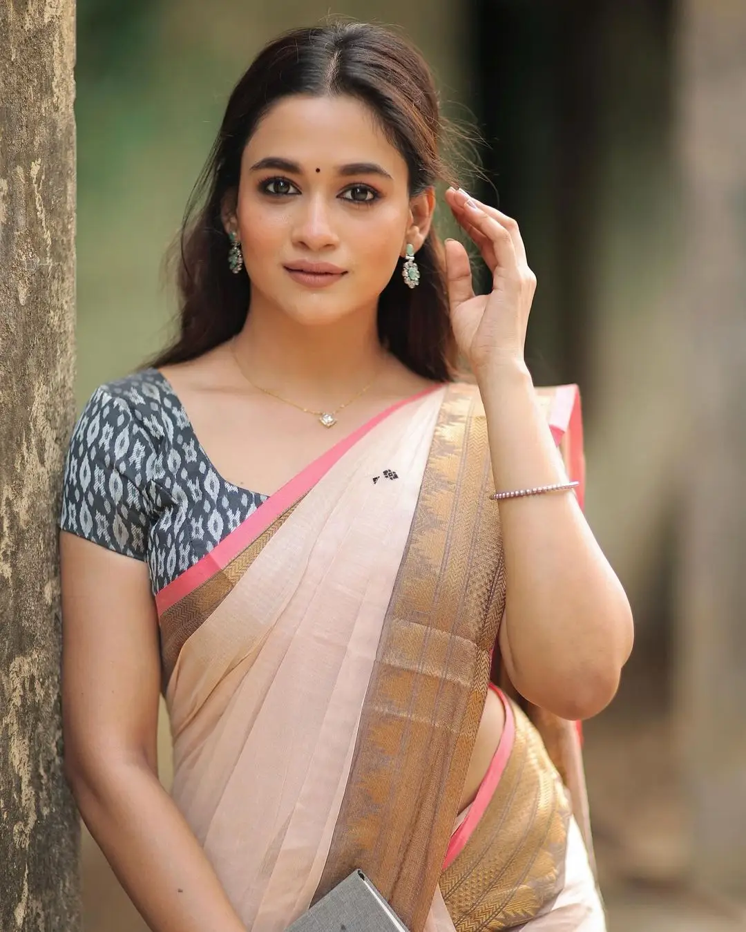 Indian TV Actress Kaavya Arivumani in Pink Saree Blue Blouse